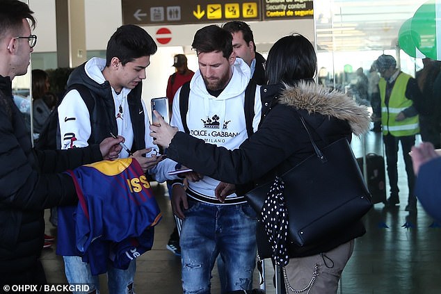 Lionel Messi and Luis Suarez mobbed by fans at Barcelona airport as duo  return to Spain | Daily Mail Online