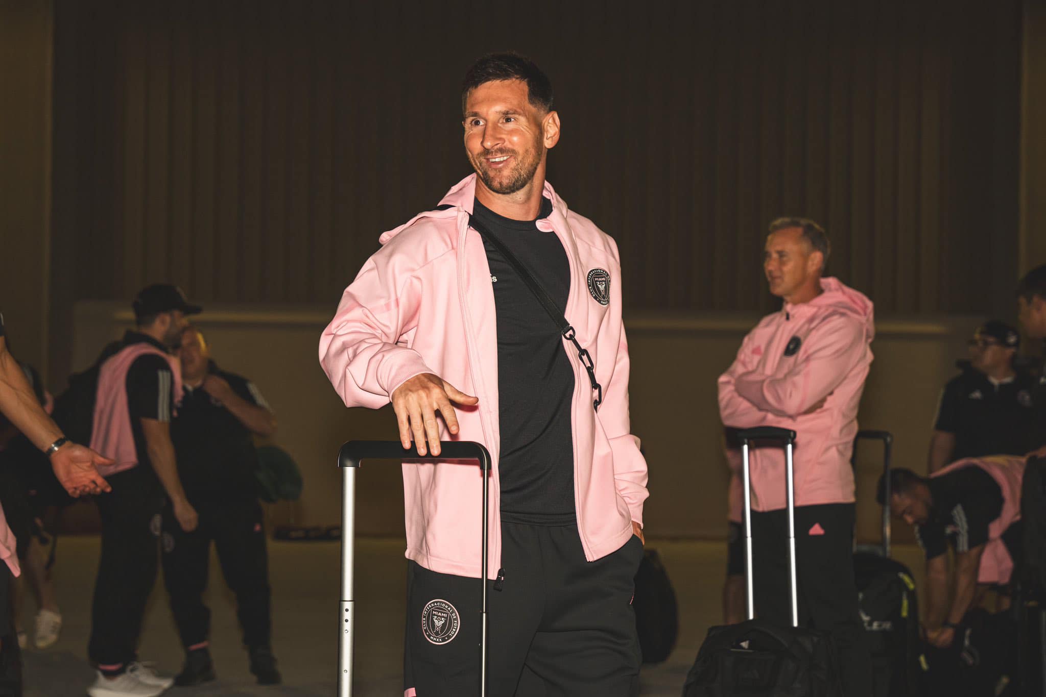 Arriving in El Salvador, Messi took photos with lucky fans