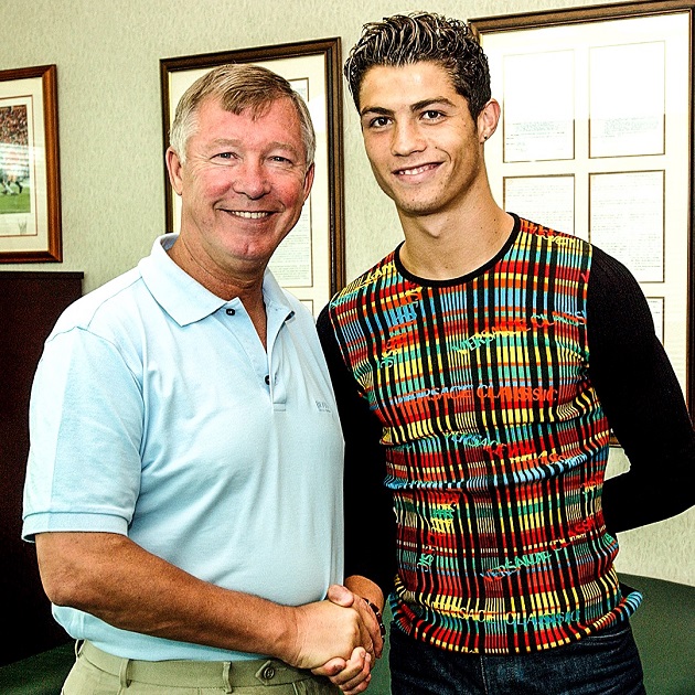 —August 12, 2003: Cristiano Ronaldo joins Manchester United and his legendary run begins.  - Bóng Đá