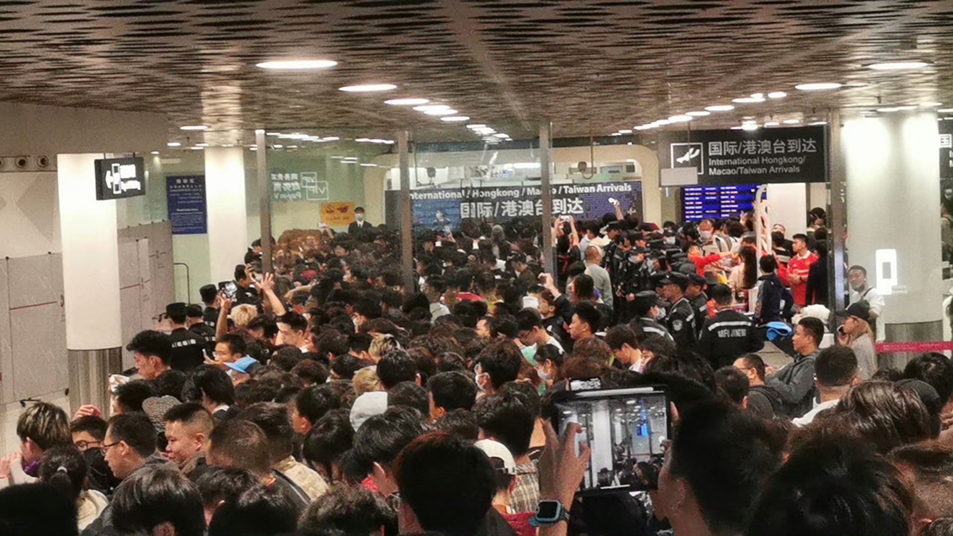 TCR. on X: "The China airport has been overcrowded for over 5 hours now and  Cristiano Ronaldo hasn't even arrived yet. He will always have the streets  no matter where he goes.