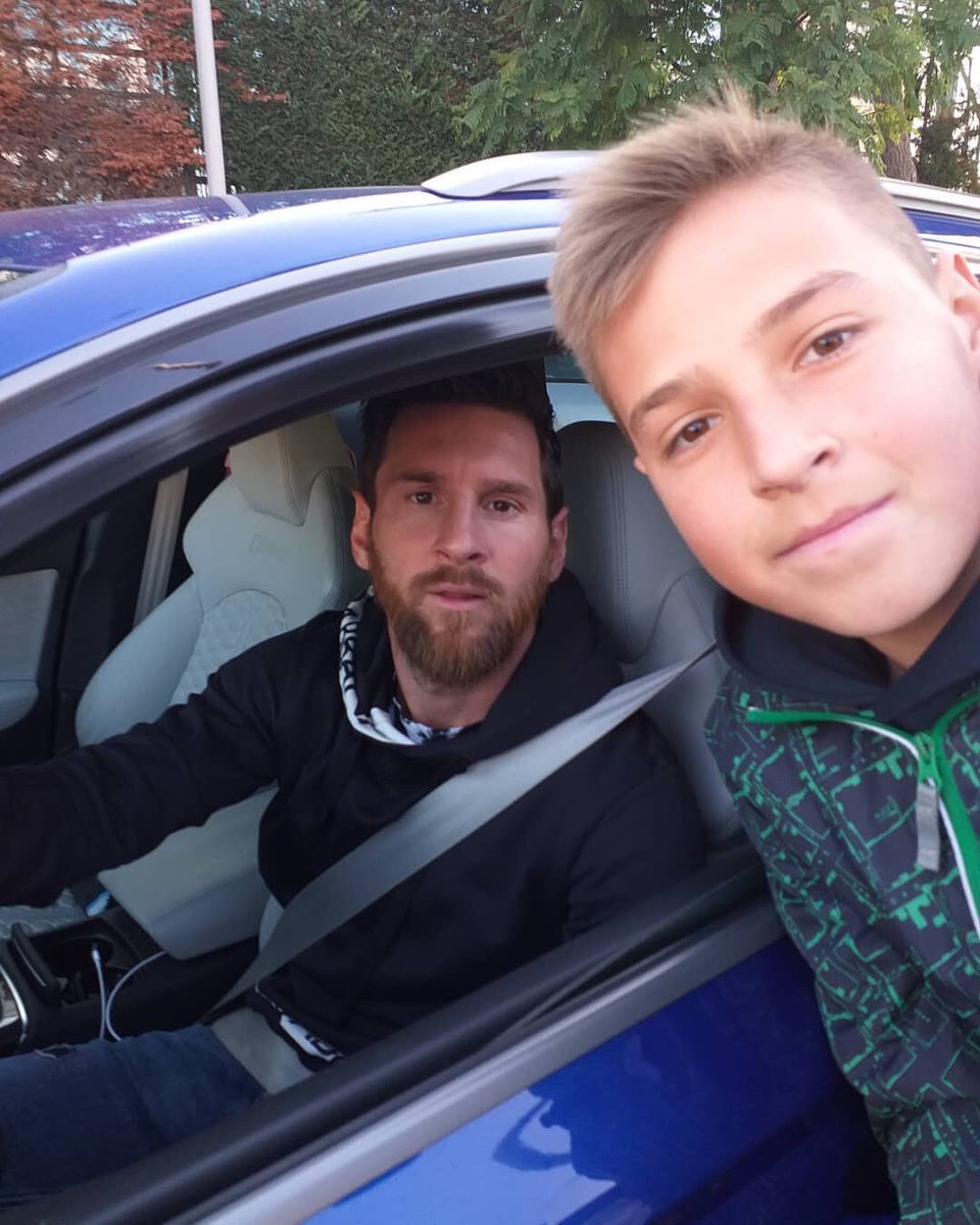 Leo Messi  Fan Club on X: "Messi with a fan. https://t.co/canU8bbsXu" /  X