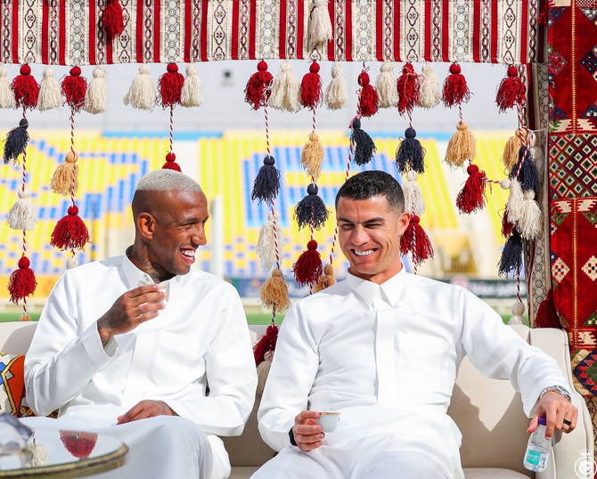 Ronaldo celebrates Founding Day in traditional Saudi attire with Al-Nassr  teammates | Arab News