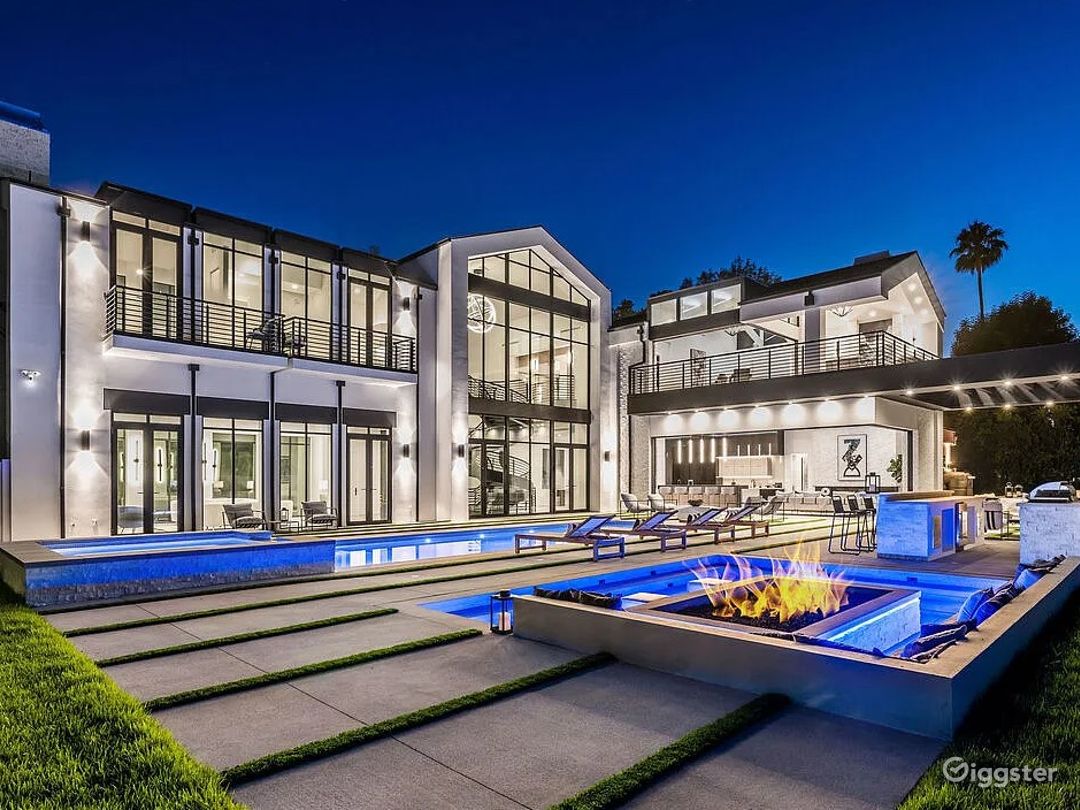 Modern Mansion in LA with Spiral Staircase | Rent this location on Giggster