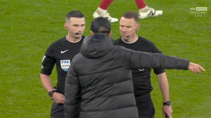 Jurgen Klopp confronted referee Michael Oliver after Liverpool were denied a late penalty