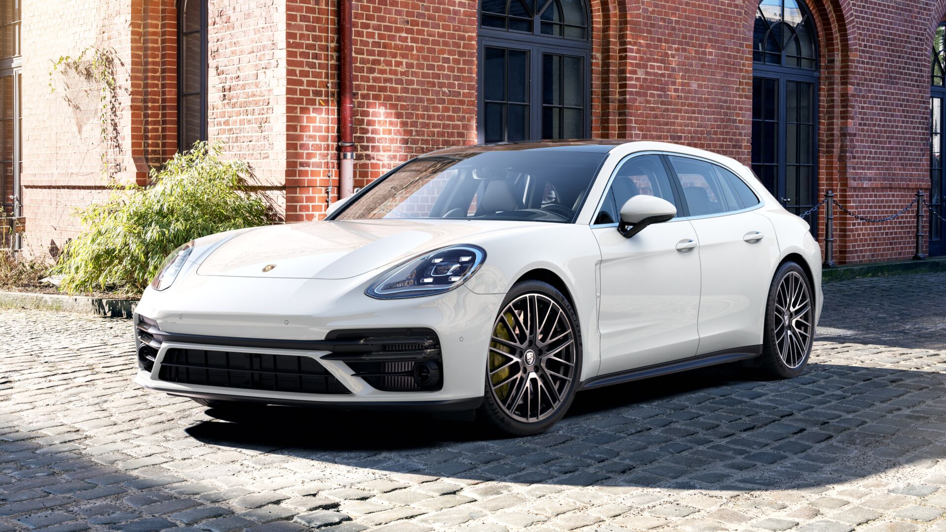 Fernandes boasts a Porsche Panamera Turbo S Sports car in his garage