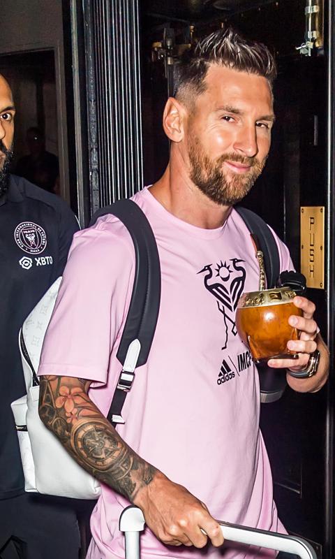 Lionel Messi gets ready for game day by sipping some mate