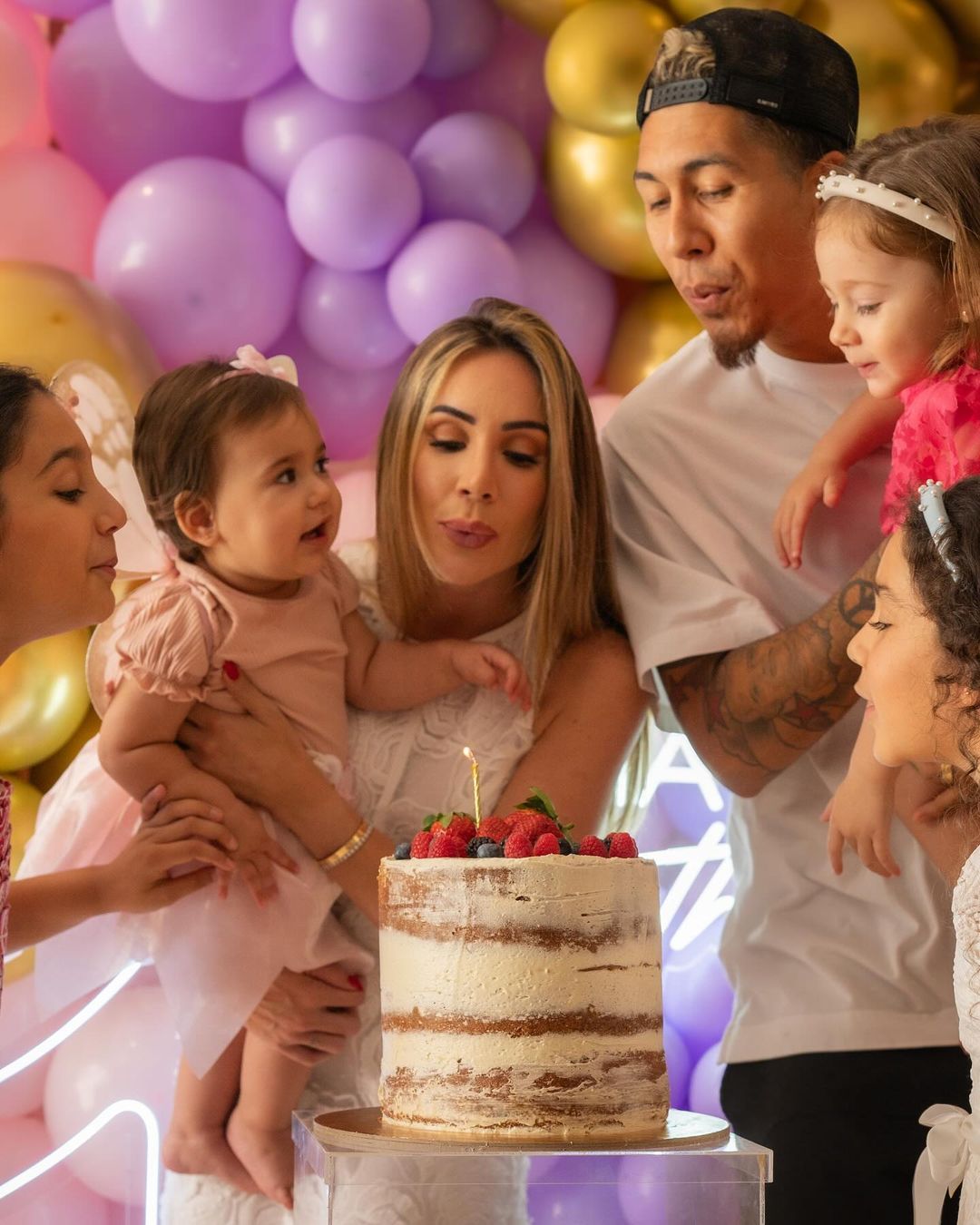 Roberto Firmino, his wife and children