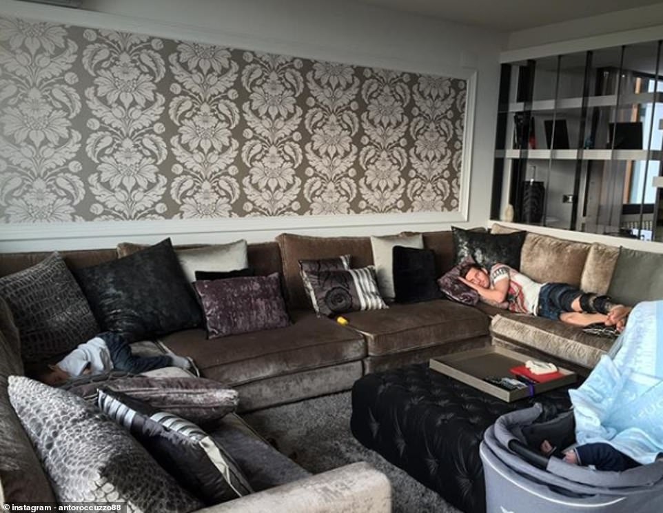 Antonella compartió una foto de Messi disfrutando de una siesta en su enorme sofá, repleto de lujosos cojines.