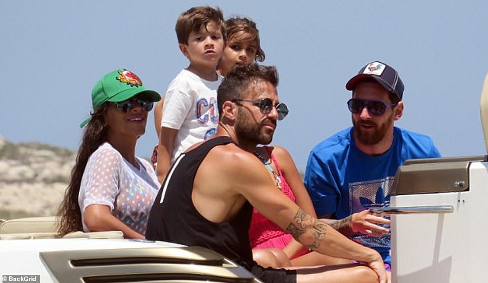 La familia Messi cuenta como amigos íntimos con Cesc Fàbregas, amigo de la infancia en el Barcelona, ​​y su esposa, Daniella.