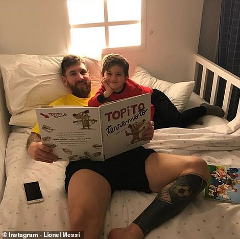 Messi lee con Thiago en un vistazo al interior de la casa familiar en Barcelona
