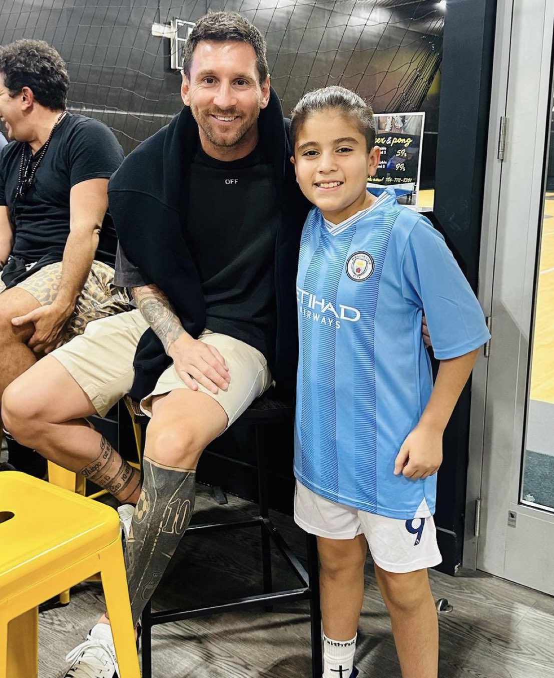 Inter Miami News Hub on X: "Lionel Messi with a fan https://t.co/knwi6uA7qX" / X