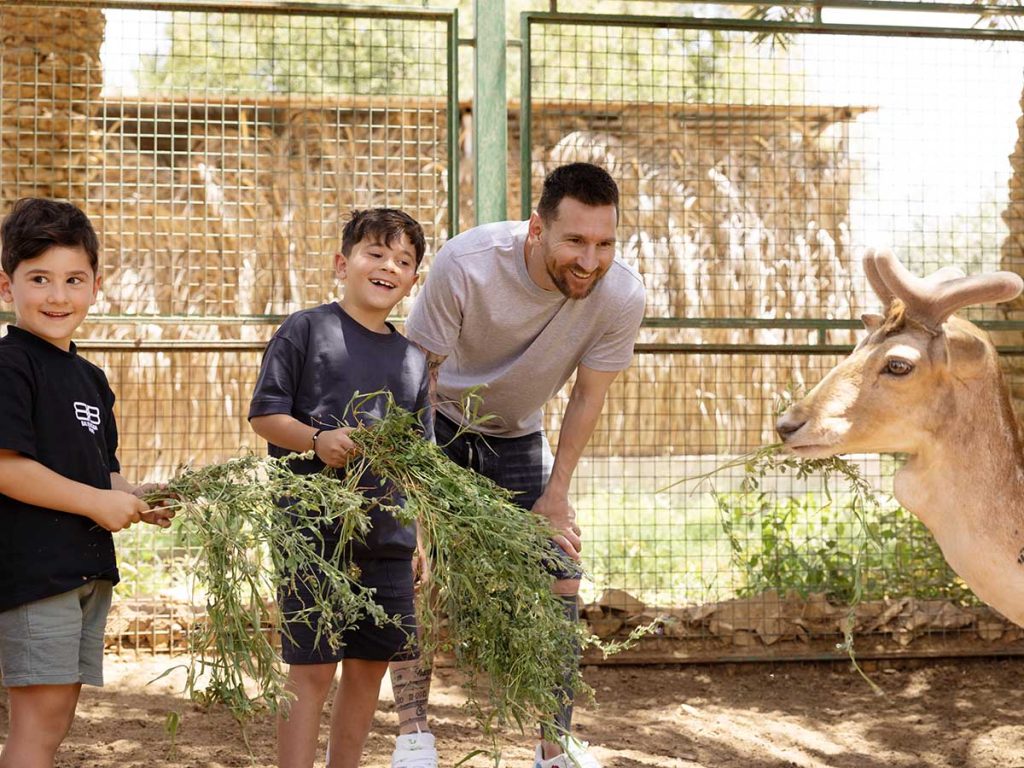 Leo Messi en Arabia Saudita con su familia: alimentando a una gacela árabe