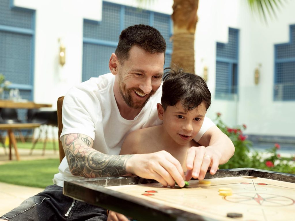 Leo Messi en Arabia Saudita con su familia: jugando al popular juego de mesa llamado Carrom