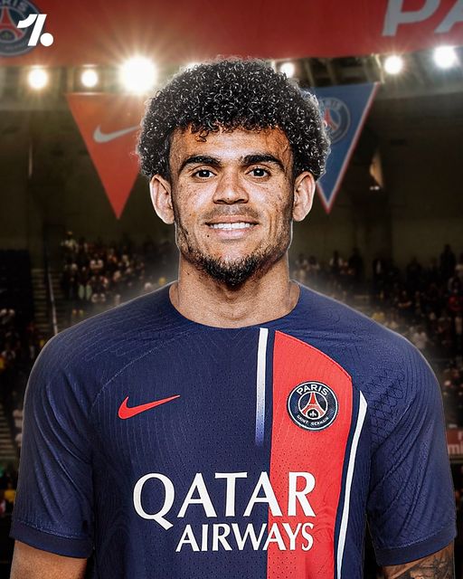 May be an image of 1 person, playing football, playing American football and text that says "% PARIS SNDXT GERMAIN QATAR AIRWAYS"