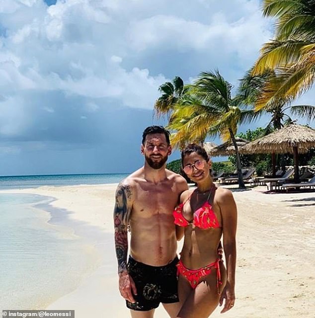 Lionel Messi poses for a photo with wife Antonella Roccuzzo while on holiday