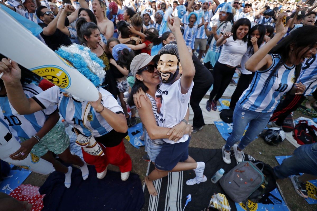 CĐV Argentina ''phủ kín'' đường phố khi Messi và đồng đội vào chung kết  World Cup